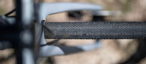 Pneu Gravel Hutchinson Overide 700x38c TLR preto/castanho - Image 3