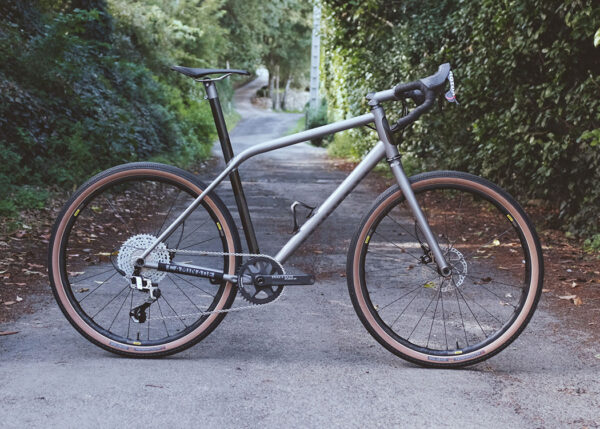 Pneu Gravel Hutchinson Overide 700x38c TLR preto/castanho - Image 5